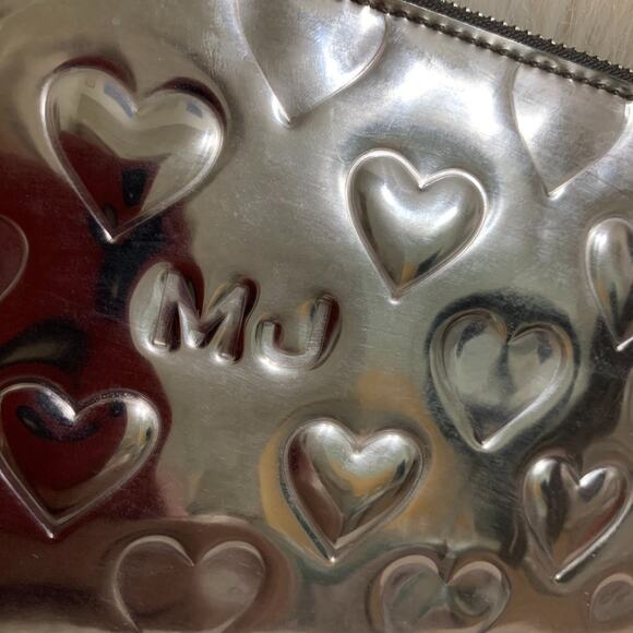 MARC JACOBS MJ Hearts Logo Embossed Silver Mirror Metallic Flat Wristlet - Picture 3 of 14